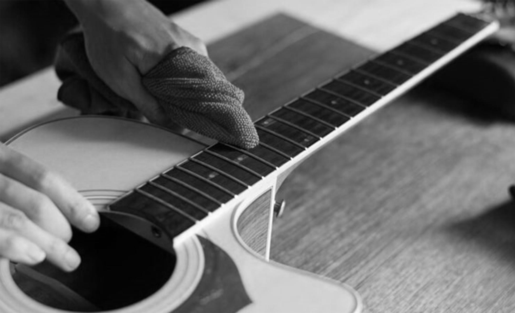Bước đầu tiên để duy trì sức khỏe của guitar là làm sạch và đánh bóng định kỳ. Việc loại bỏ bụi bẩn, mồ hôi sẽ giúp bảo vệ vẻ ngoài của đàn và ngăn ngừa những hư hại lâu dài. Dưới đây là hướng dẫn từng bước để làm sạch và đánh bóng guitar của bạn: